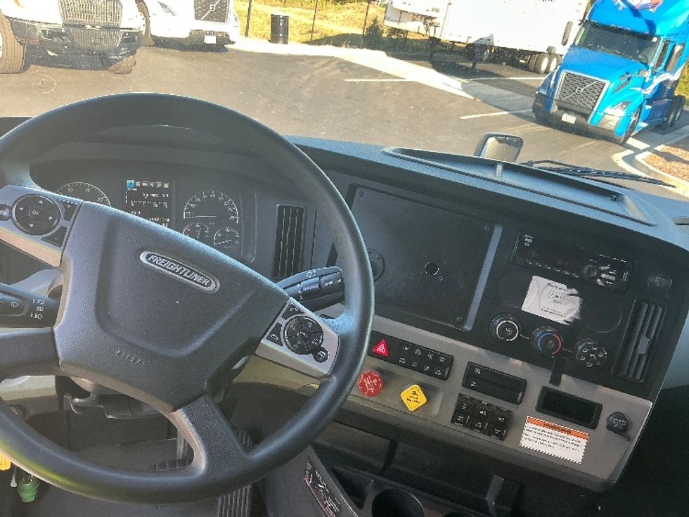 Sleeper Tractor-Heavy Duty Tractors-Freightliner-2022-T12664ST-Atlanta (Forest Park)-GA-598,850\n\t\tmiles-$ 61,250 - Image 11
