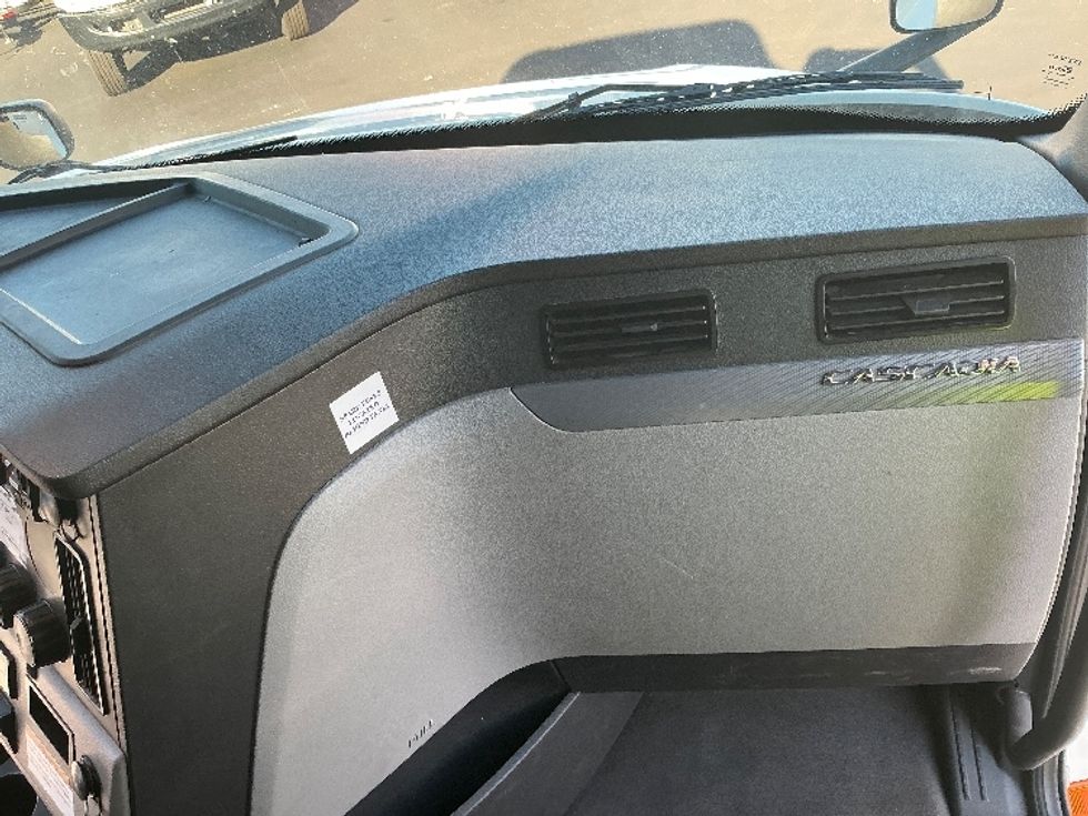 Sleeper Tractor-Heavy Duty Tractors-Freightliner-2022-T12664ST-Atlanta (Forest Park)-GA-598,850\n\t\tmiles-$ 61,250 - Image 14