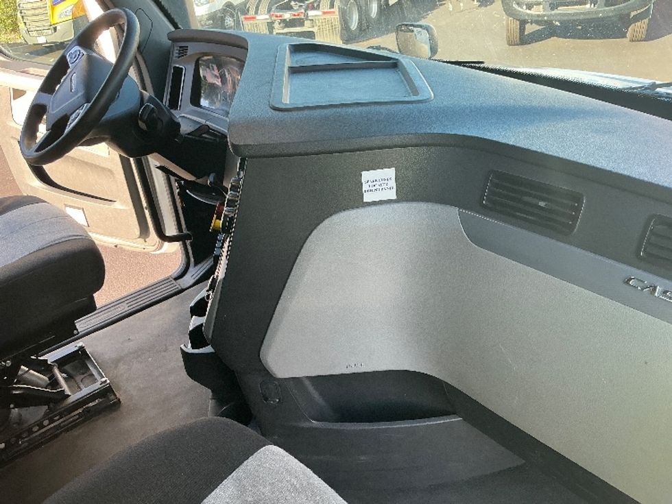 Sleeper Tractor-Heavy Duty Tractors-Freightliner-2022-T12664ST-Atlanta (Forest Park)-GA-598,850\n\t\tmiles-$ 61,250 - Image 15