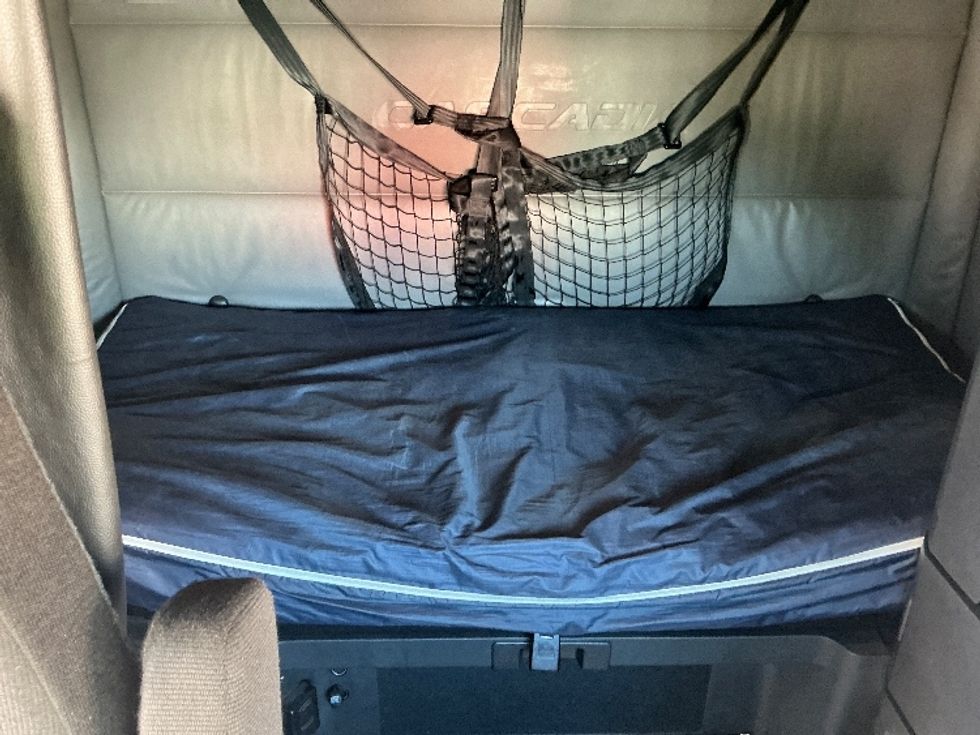 Sleeper Tractor-Heavy Duty Tractors-Freightliner-2022-T12664ST-Atlanta (Forest Park)-GA-598,850\n\t\tmiles-$ 61,250 - Image 16