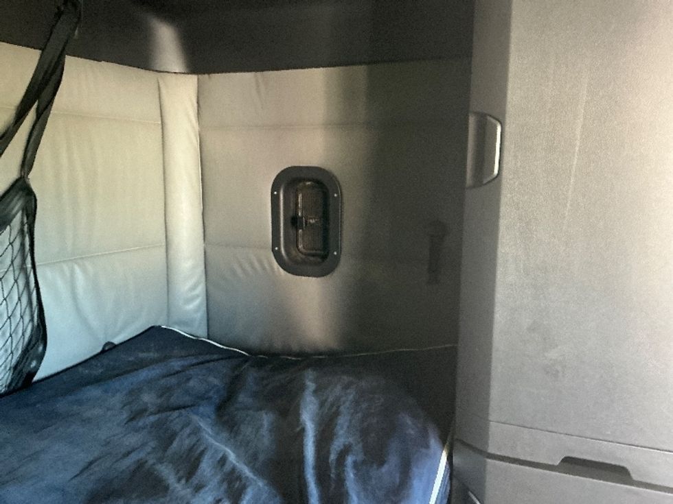 Sleeper Tractor-Heavy Duty Tractors-Freightliner-2022-T12664ST-Atlanta (Forest Park)-GA-598,850\n\t\tmiles-$ 61,250 - Image 18