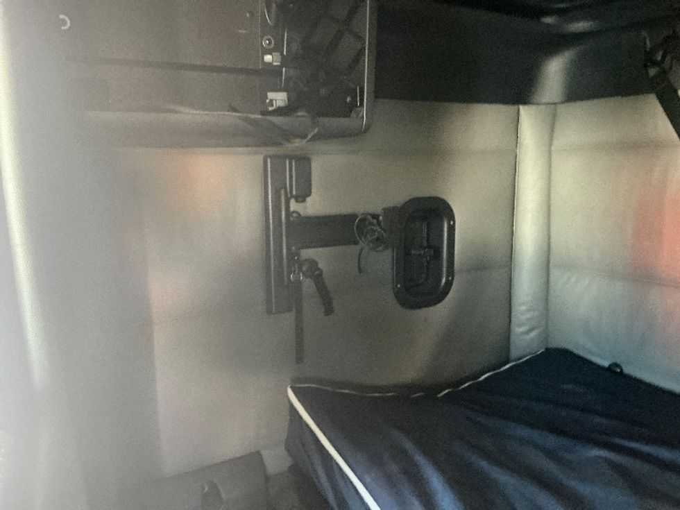 Sleeper Tractor-Heavy Duty Tractors-Freightliner-2022-T12664ST-Atlanta (Forest Park)-GA-598,850\n\t\tmiles-$ 61,250 - Image 19