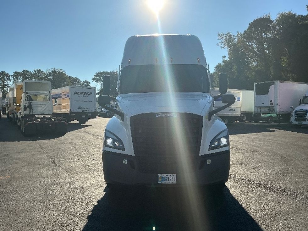 Sleeper Tractor-Heavy Duty Tractors-Freightliner-2022-T12664ST-Atlanta (Forest Park)-GA-598,850\n\t\tmiles-$ 61,250 - Image 2