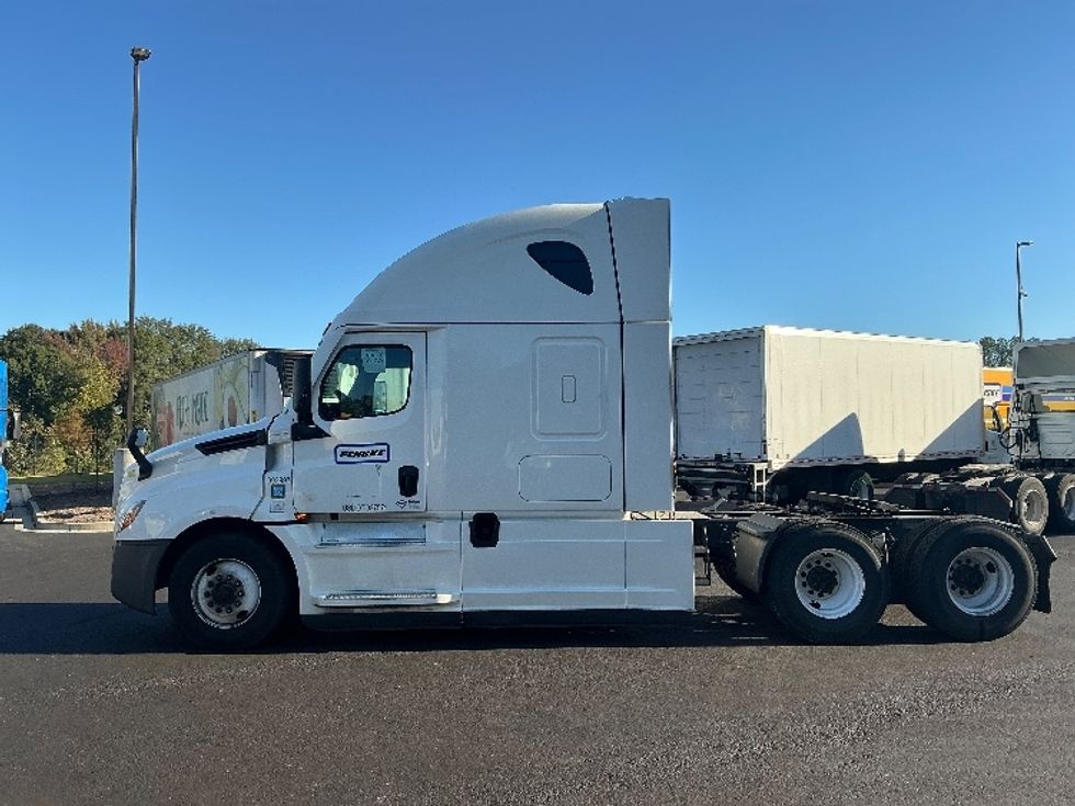 Sleeper Tractor-Heavy Duty Tractors-Freightliner-2022-T12664ST-Atlanta (Forest Park)-GA-598,850\n\t\tmiles-$ 61,250 - Image 4