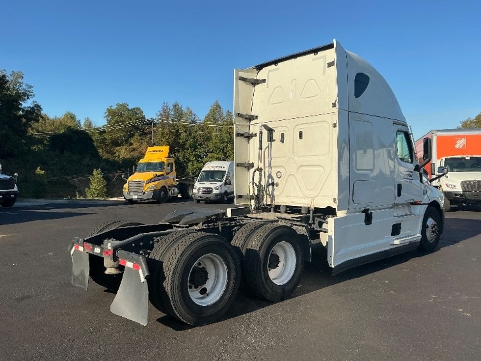 Sleeper Tractor-Heavy Duty Tractors-Freightliner-2022-T12664ST-Atlanta (Forest Park)-GA-598,850\n\t\tmiles-$ 61,250 - Image 7