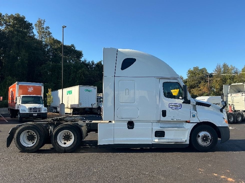 Sleeper Tractor-Heavy Duty Tractors-Freightliner-2022-T12664ST-Atlanta (Forest Park)-GA-598,850\n\t\tmiles-$ 61,250 - Image 8