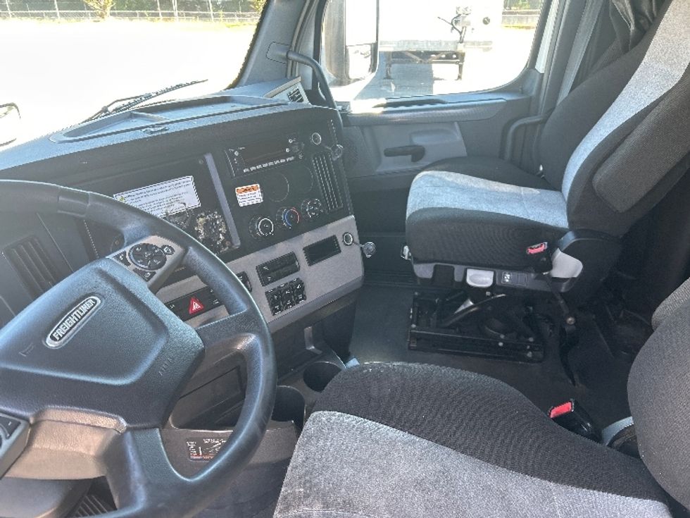 Sleeper Tractor-Heavy Duty Tractors-Freightliner-2022-T12664ST-Atlanta-GA-462,329\n\t\tmiles-$ 76,250 - Image 10