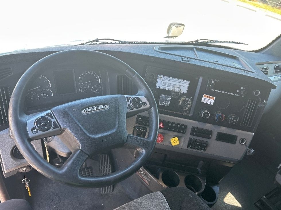 Sleeper Tractor-Heavy Duty Tractors-Freightliner-2022-T12664ST-Atlanta-GA-462,329\n\t\tmiles-$ 76,250 - Image 11