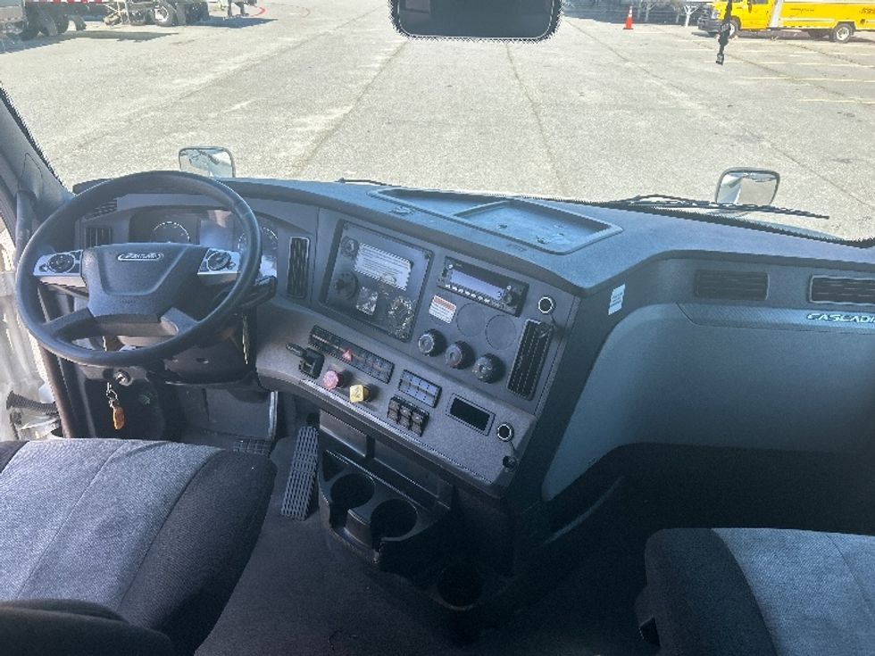 Sleeper Tractor-Heavy Duty Tractors-Freightliner-2022-T12664ST-Atlanta-GA-462,329\n\t\tmiles-$ 76,250 - Image 12