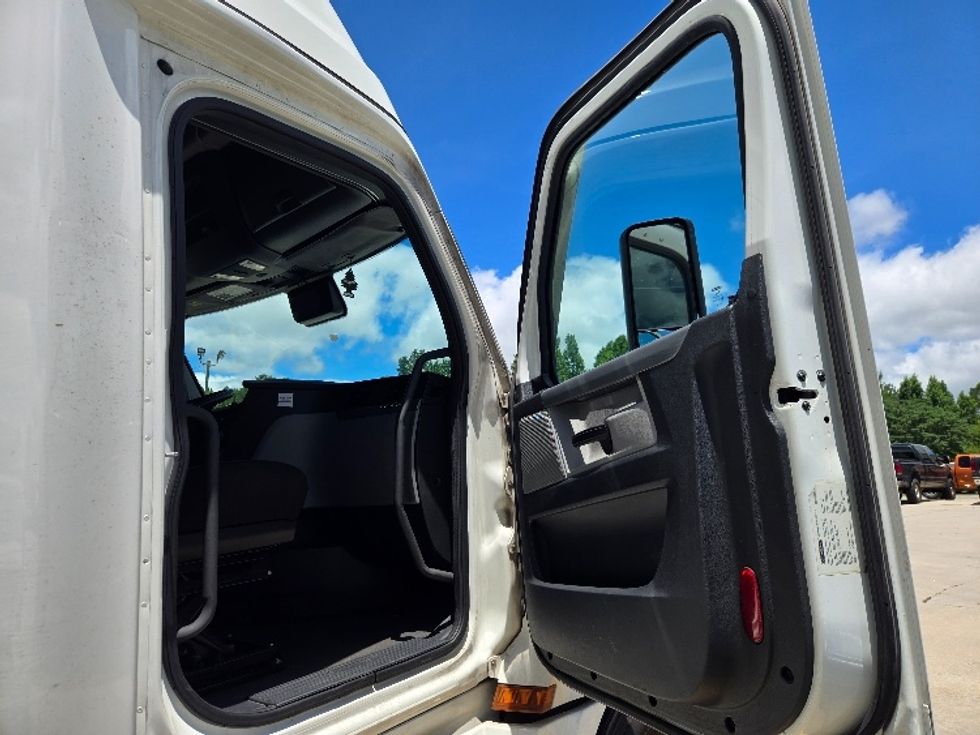 Sleeper Tractor-Heavy Duty Tractors-Freightliner-2022-T12664ST-Atlanta-GA-462,329\n\t\tmiles-$ 76,250 - Image 13