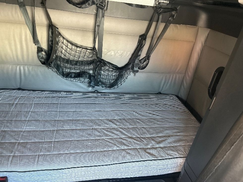 Sleeper Tractor-Heavy Duty Tractors-Freightliner-2022-T12664ST-Atlanta-GA-462,329\n\t\tmiles-$ 76,250 - Image 16