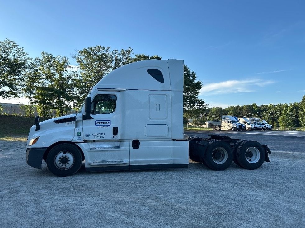 Sleeper Tractor-Heavy Duty Tractors-Freightliner-2022-T12664ST-Atlanta-GA-462,329\n\t\tmiles-$ 76,250 - Image 4