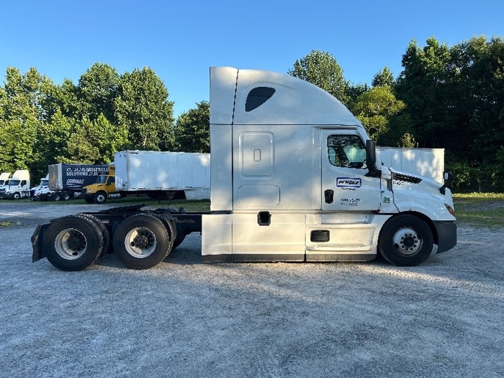 Sleeper Tractor-Heavy Duty Tractors-Freightliner-2022-T12664ST-Atlanta-GA-462,329\n\t\tmiles-$ 76,250 - Image 8
