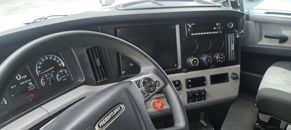 Sleeper Tractor-Heavy Duty Tractors-Freightliner-2022-T12664ST-Atlanta-GA-494,199\n\t\tmiles-$ 72,750 - Image 11