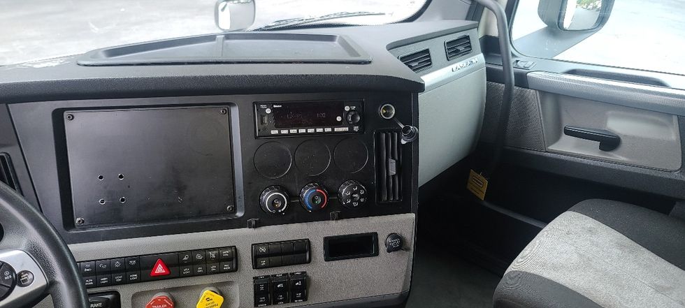 Sleeper Tractor-Heavy Duty Tractors-Freightliner-2022-T12664ST-Atlanta-GA-494,199\n\t\tmiles-$ 72,750 - Image 12