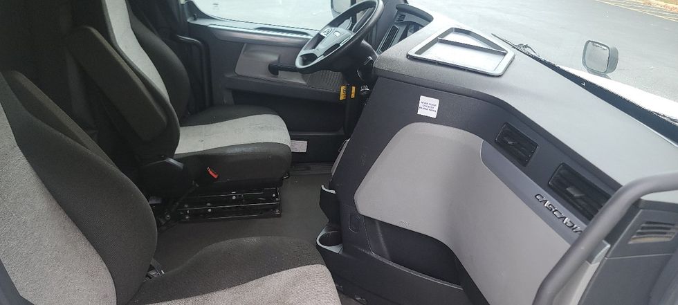 Sleeper Tractor-Heavy Duty Tractors-Freightliner-2022-T12664ST-Atlanta-GA-494,199\n\t\tmiles-$ 72,750 - Image 15