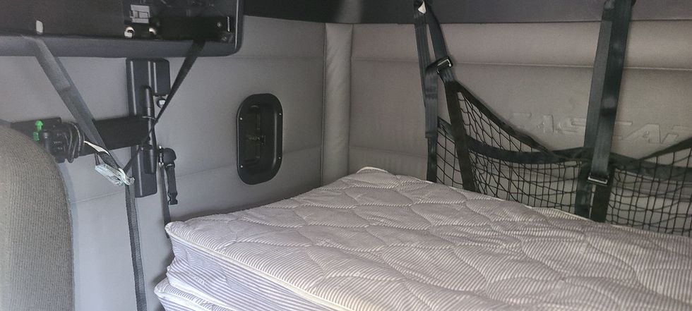 Sleeper Tractor-Heavy Duty Tractors-Freightliner-2022-T12664ST-Atlanta-GA-494,199\n\t\tmiles-$ 72,750 - Image 18