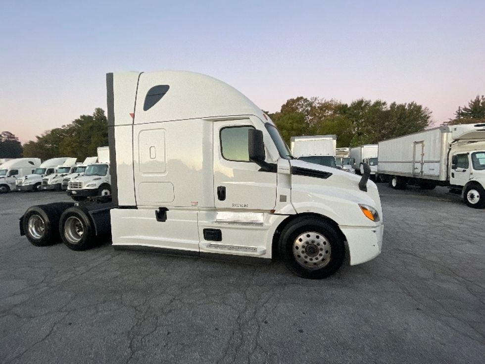 Sleeper Tractor-Heavy Duty Tractors-Freightliner-2022-T12664ST-Atlanta-GA-507,470\n\t\tmiles-$ 72,000 - Image 1