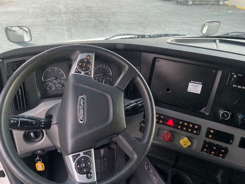 Sleeper Tractor-Heavy Duty Tractors-Freightliner-2022-T12664ST-Atlanta-GA-507,470\n\t\tmiles-$ 72,000 - Image 11