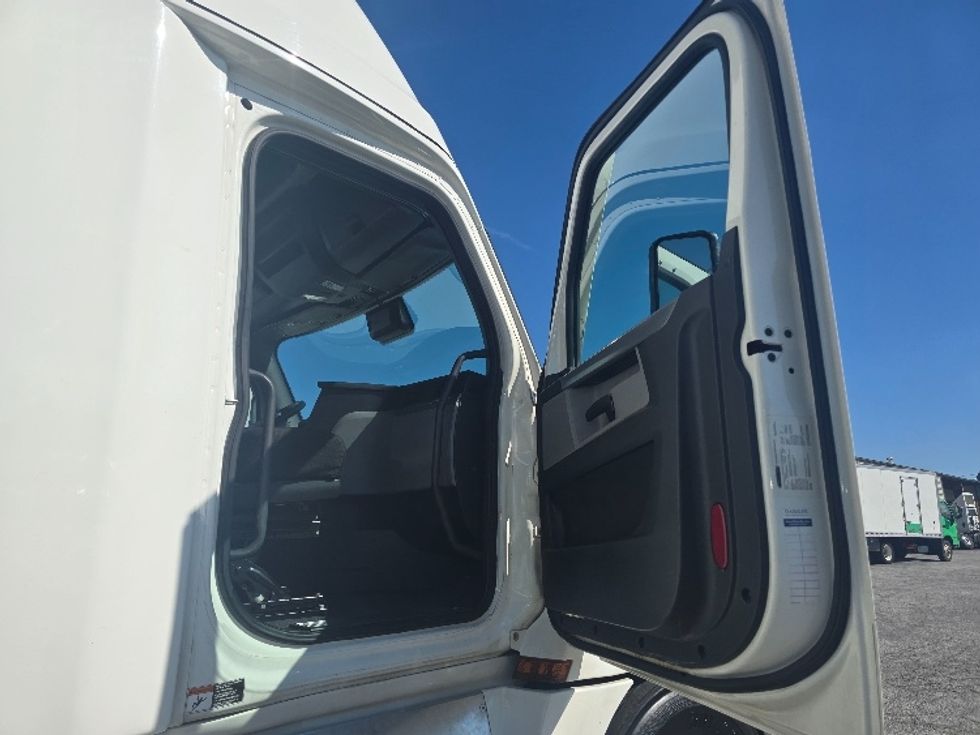 Sleeper Tractor-Heavy Duty Tractors-Freightliner-2022-T12664ST-Atlanta-GA-507,470\n\t\tmiles-$ 72,000 - Image 13