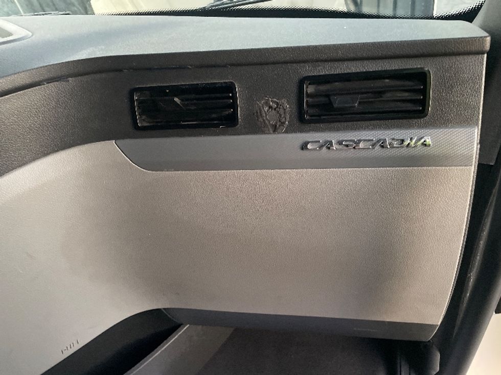 Sleeper Tractor-Heavy Duty Tractors-Freightliner-2022-T12664ST-Atlanta-GA-507,470\n\t\tmiles-$ 72,000 - Image 14