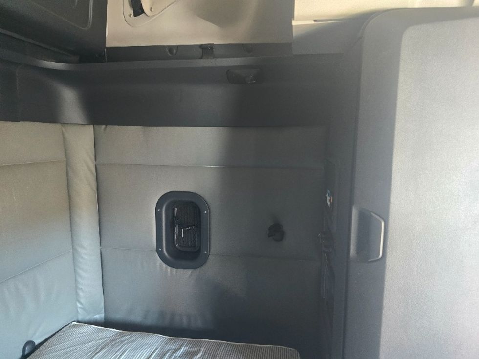 Sleeper Tractor-Heavy Duty Tractors-Freightliner-2022-T12664ST-Atlanta-GA-507,470\n\t\tmiles-$ 72,000 - Image 18