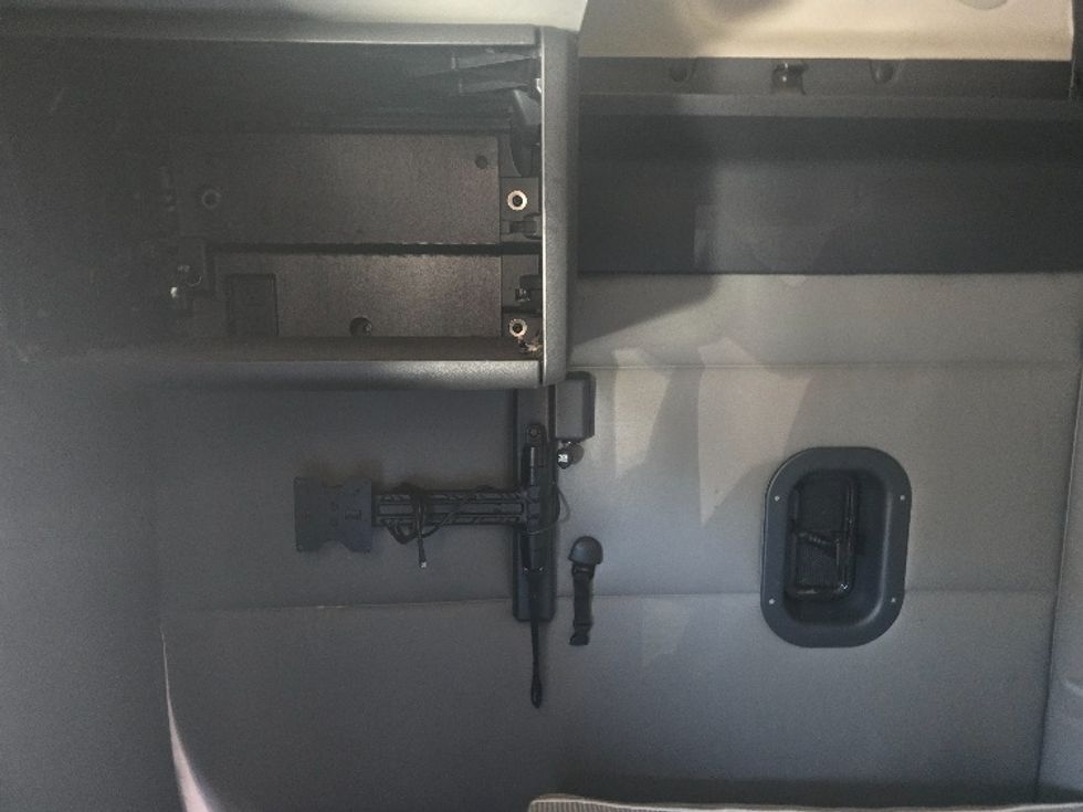 Sleeper Tractor-Heavy Duty Tractors-Freightliner-2022-T12664ST-Atlanta-GA-507,470\n\t\tmiles-$ 72,000 - Image 19