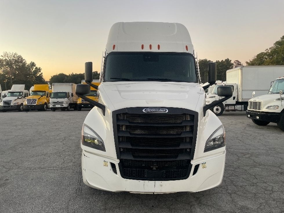 2022 Freightliner Cascadia 126" Sleeper Cab photo 2