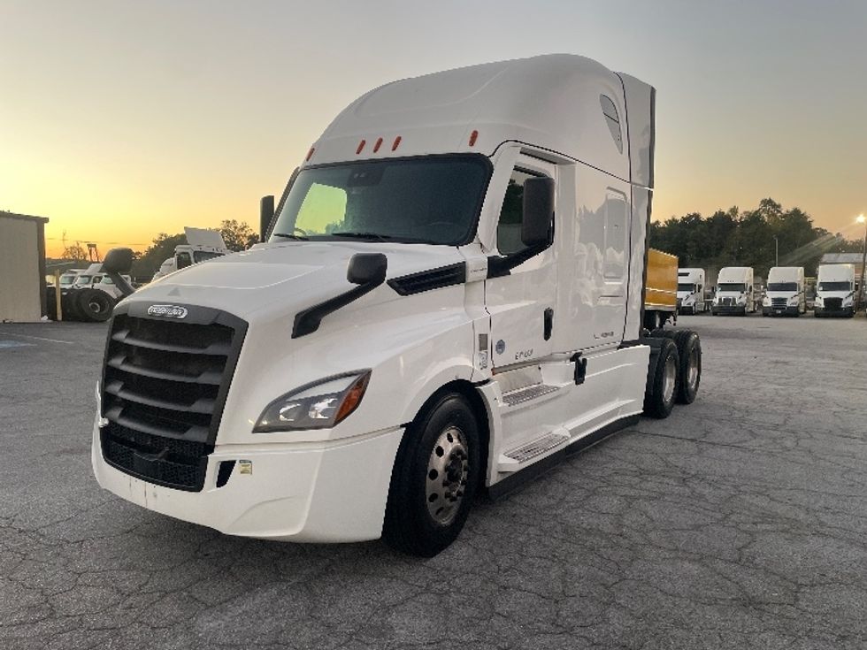 2022 Freightliner Cascadia 126" Sleeper Cab photo 3