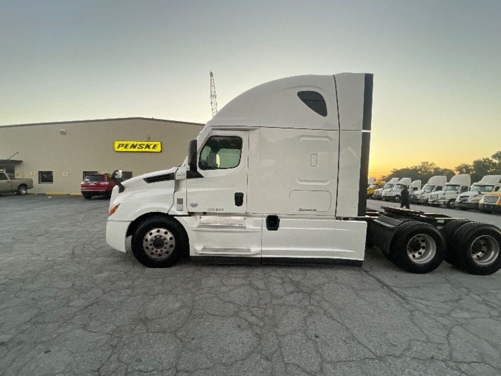 2022 Freightliner Cascadia 126" Sleeper Cab photo 4