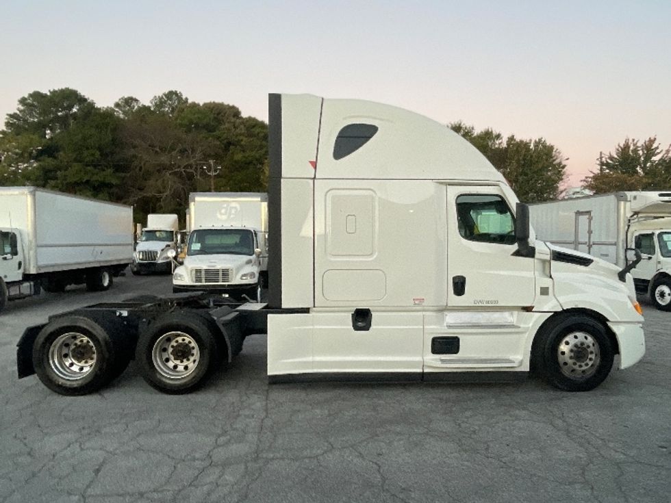 Sleeper Tractor-Heavy Duty Tractors-Freightliner-2022-T12664ST-Atlanta-GA-507,470\n\t\tmiles-$ 72,000 - Image 8