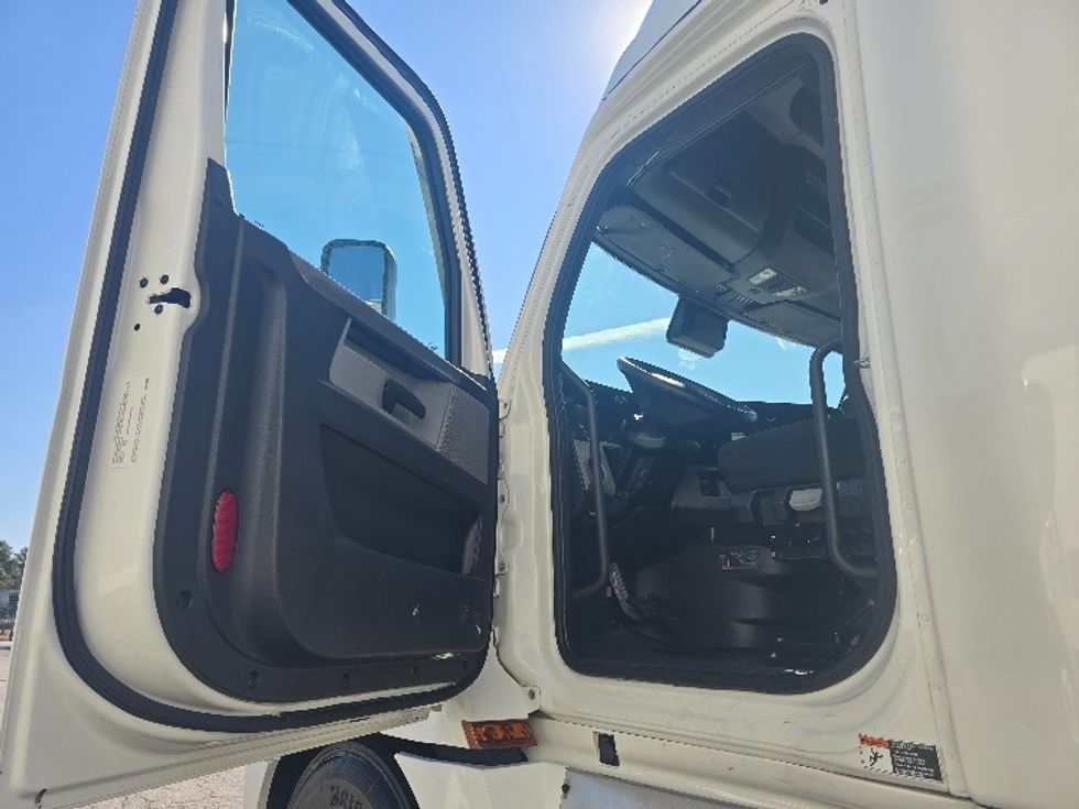 Sleeper Tractor-Heavy Duty Tractors-Freightliner-2022-T12664ST-Atlanta-GA-507,470\n\t\tmiles-$ 72,000 - Image 9