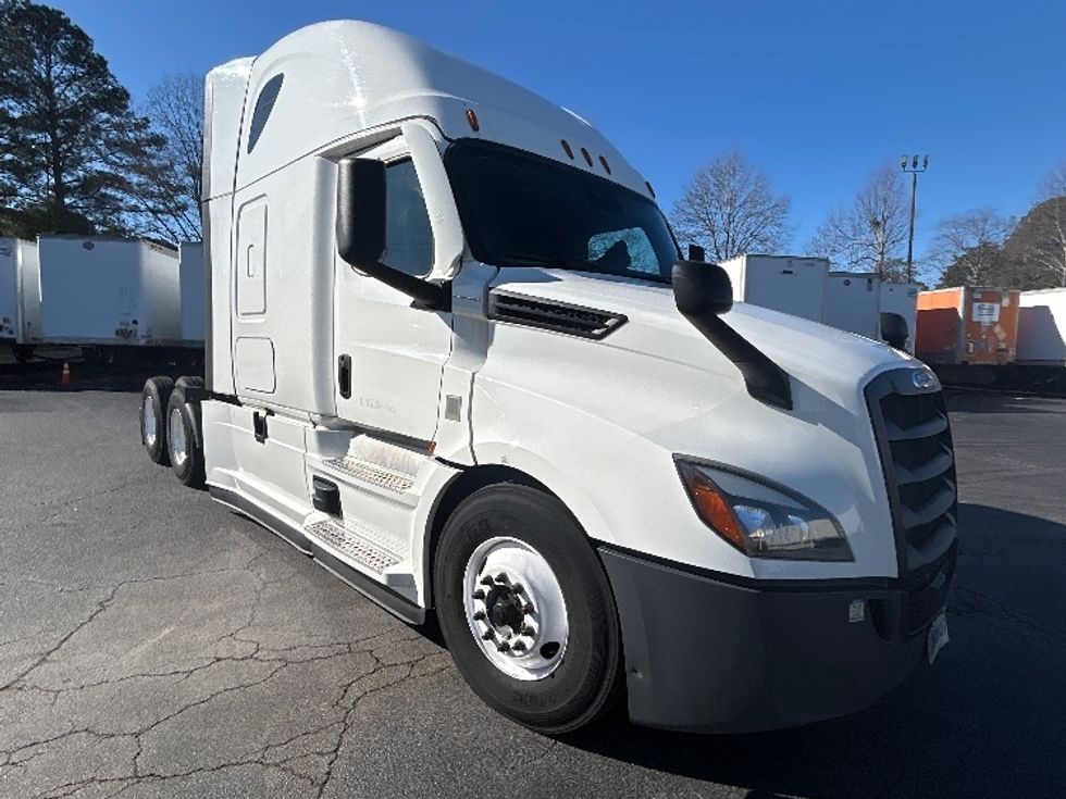 Sleeper Tractor-Heavy Duty Tractors-Freightliner-2022-T12664ST-Atlanta-GA-658,643\n\t\tmiles-$ 52,500 - Image 1