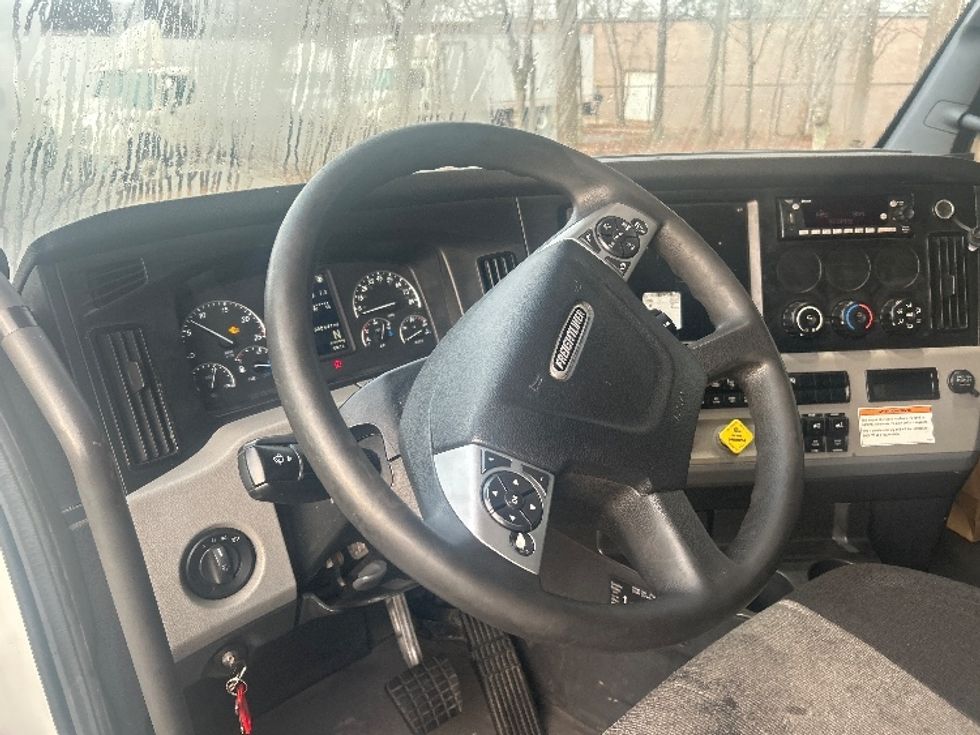 Sleeper Tractor-Heavy Duty Tractors-Freightliner-2022-T12664ST-Atlanta-GA-658,643\n\t\tmiles-$ 52,500 - Image 10