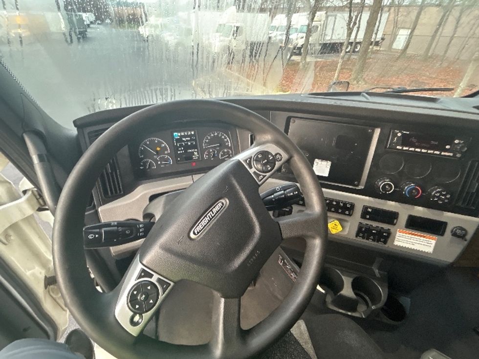Sleeper Tractor-Heavy Duty Tractors-Freightliner-2022-T12664ST-Atlanta-GA-658,643\n\t\tmiles-$ 52,500 - Image 11