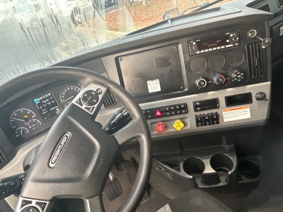 Sleeper Tractor-Heavy Duty Tractors-Freightliner-2022-T12664ST-Atlanta-GA-658,643\n\t\tmiles-$ 52,500 - Image 12