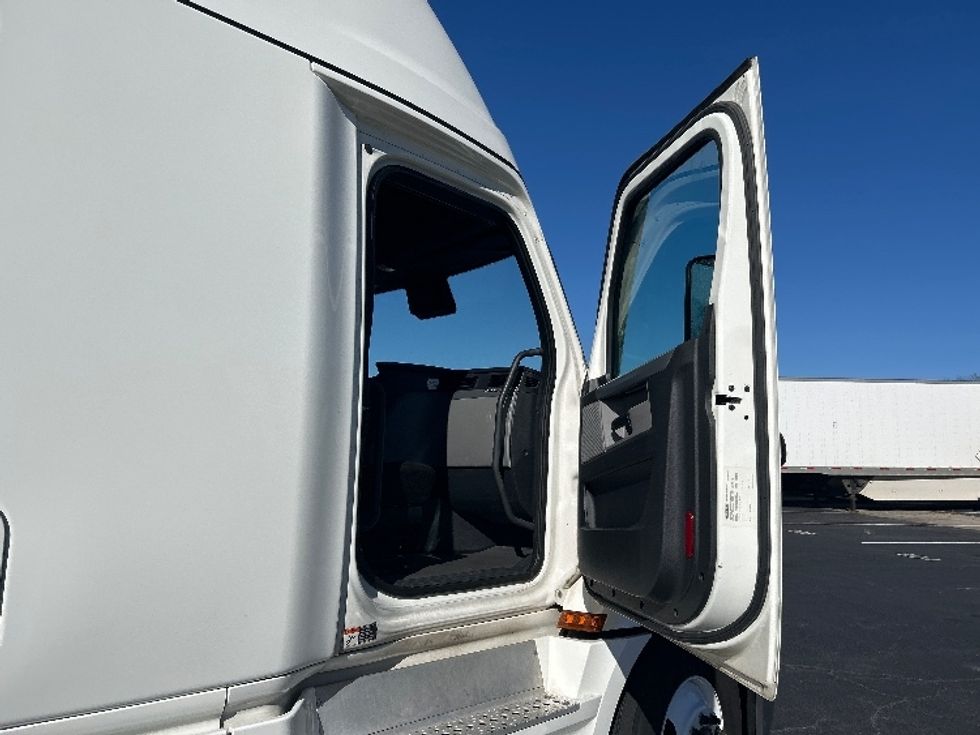 Sleeper Tractor-Heavy Duty Tractors-Freightliner-2022-T12664ST-Atlanta-GA-658,643\n\t\tmiles-$ 52,500 - Image 13