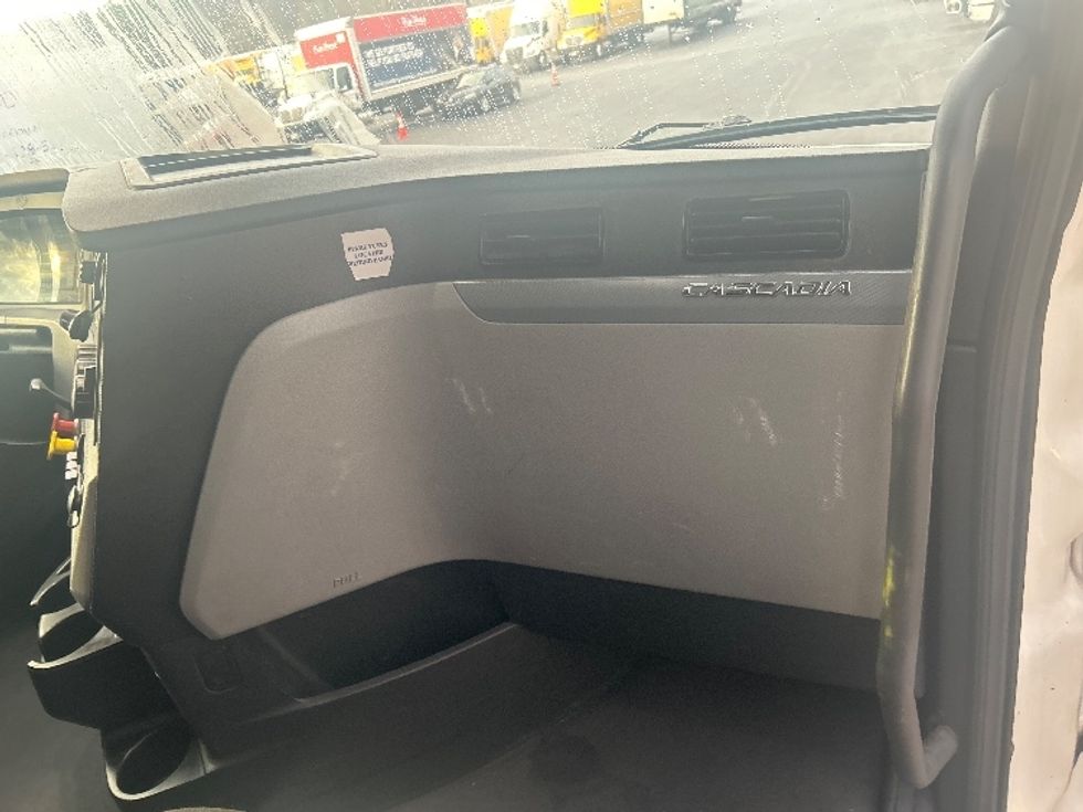 Sleeper Tractor-Heavy Duty Tractors-Freightliner-2022-T12664ST-Atlanta-GA-658,643\n\t\tmiles-$ 52,500 - Image 14