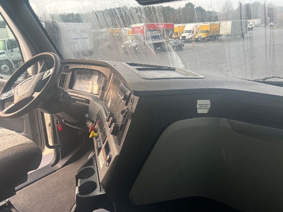 Sleeper Tractor-Heavy Duty Tractors-Freightliner-2022-T12664ST-Atlanta-GA-658,643\n\t\tmiles-$ 52,500 - Image 15