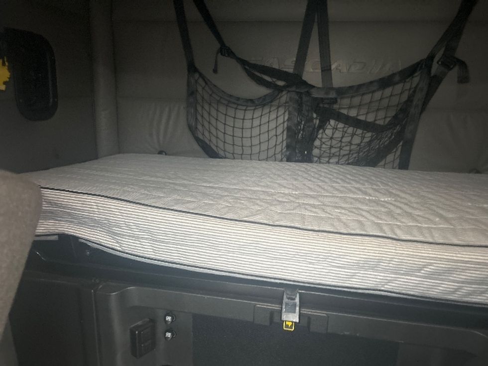 Sleeper Tractor-Heavy Duty Tractors-Freightliner-2022-T12664ST-Atlanta-GA-658,643\n\t\tmiles-$ 52,500 - Image 16