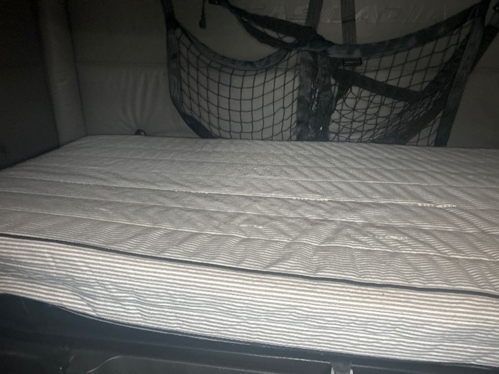 Sleeper Tractor-Heavy Duty Tractors-Freightliner-2022-T12664ST-Atlanta-GA-658,643\n\t\tmiles-$ 52,500 - Image 17