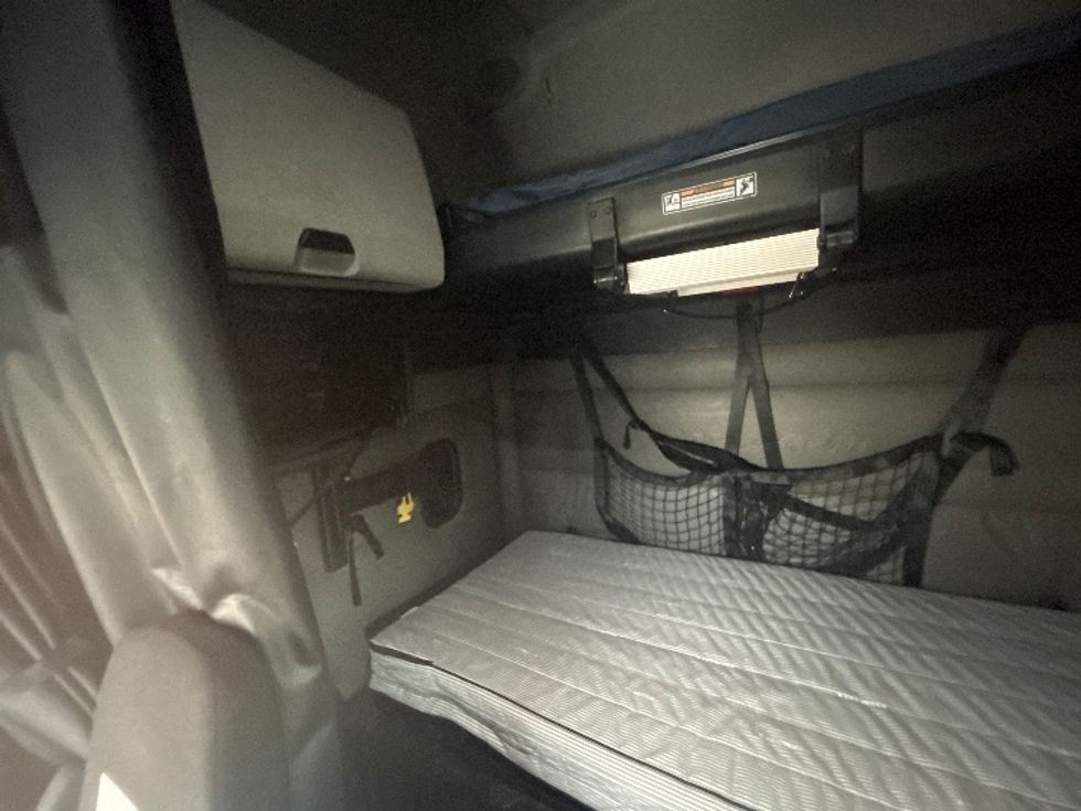 Sleeper Tractor-Heavy Duty Tractors-Freightliner-2022-T12664ST-Atlanta-GA-658,643\n\t\tmiles-$ 52,500 - Image 19