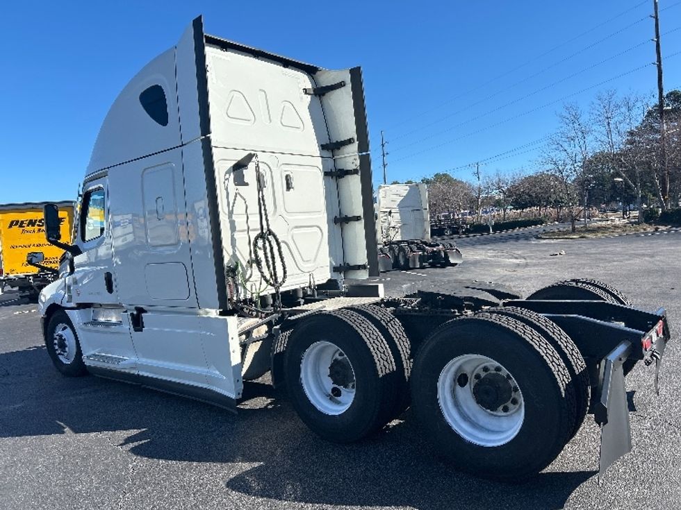 Sleeper Tractor-Heavy Duty Tractors-Freightliner-2022-T12664ST-Atlanta-GA-658,643\n\t\tmiles-$ 52,500 - Image 5