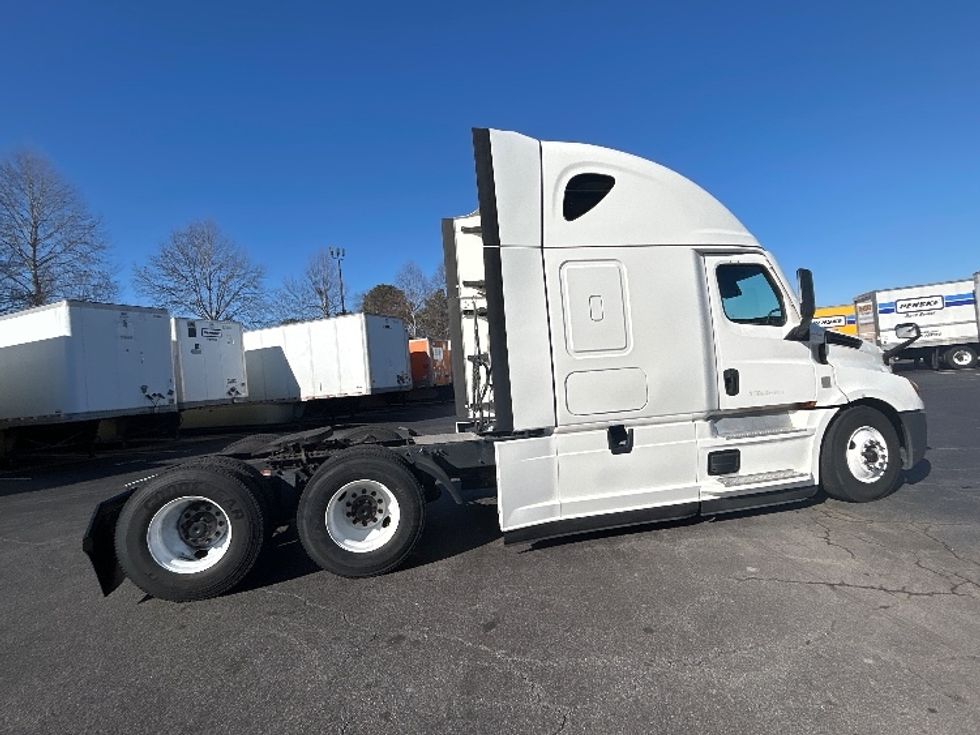 Sleeper Tractor-Heavy Duty Tractors-Freightliner-2022-T12664ST-Atlanta-GA-658,643\n\t\tmiles-$ 52,500 - Image 8