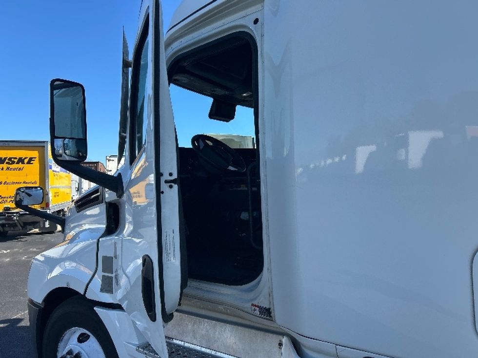 Sleeper Tractor-Heavy Duty Tractors-Freightliner-2022-T12664ST-Atlanta-GA-658,643\n\t\tmiles-$ 52,500 - Image 9