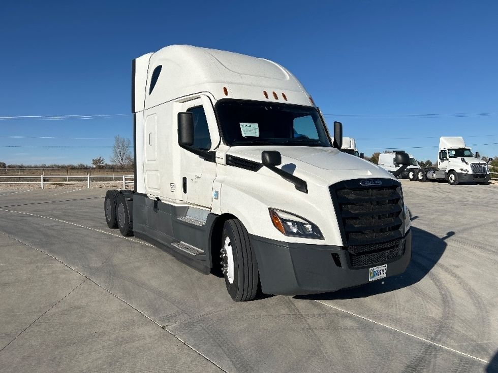 Sleeper Tractor-Heavy Duty Tractors-Freightliner-2022-T12664ST-Aurora-CO-499,407\n\t\tmiles-$ 73,500 - Image 1