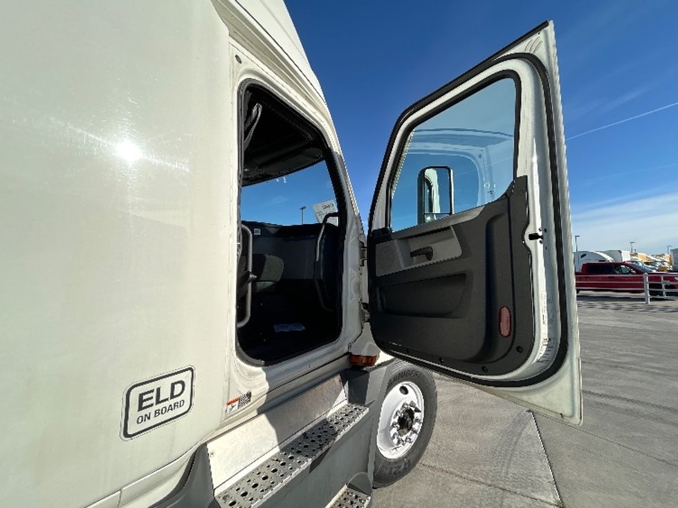 Sleeper Tractor-Heavy Duty Tractors-Freightliner-2022-T12664ST-Aurora-CO-499,407\n\t\tmiles-$ 73,500 - Image 13