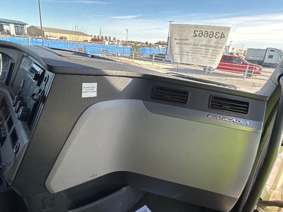 Sleeper Tractor-Heavy Duty Tractors-Freightliner-2022-T12664ST-Aurora-CO-499,407\n\t\tmiles-$ 73,500 - Image 14