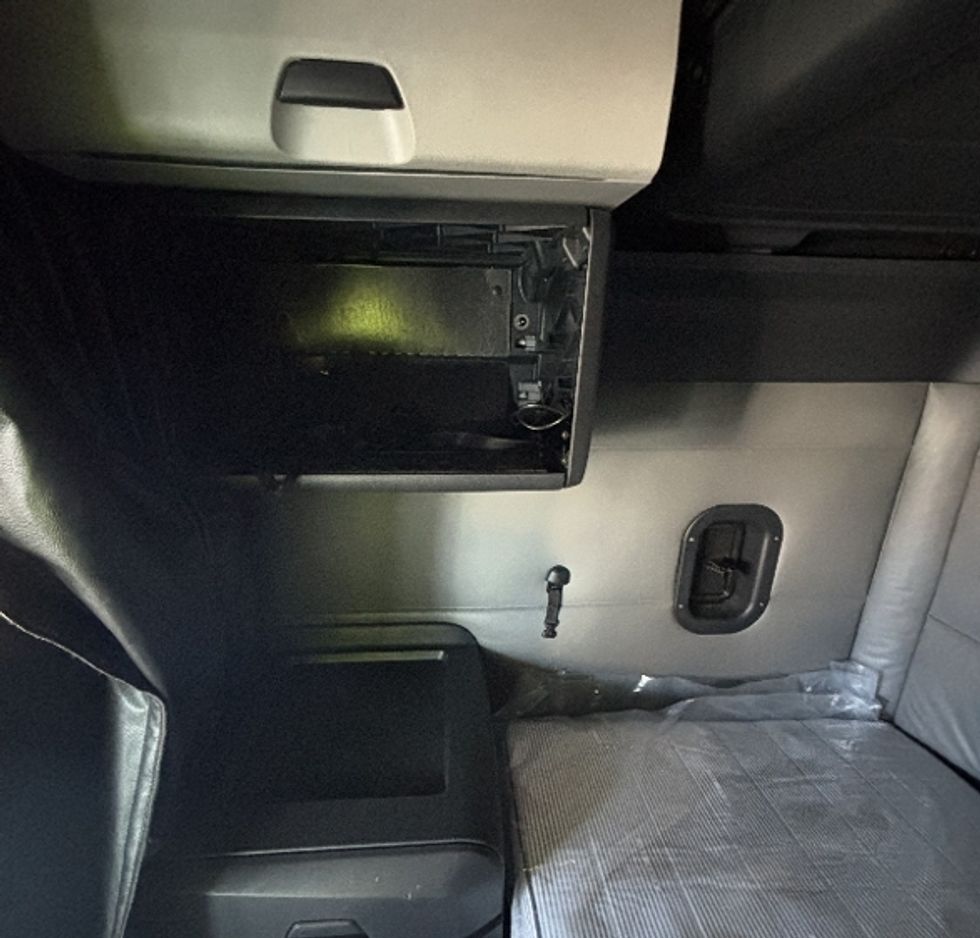 Sleeper Tractor-Heavy Duty Tractors-Freightliner-2022-T12664ST-Aurora-CO-499,407\n\t\tmiles-$ 73,500 - Image 16