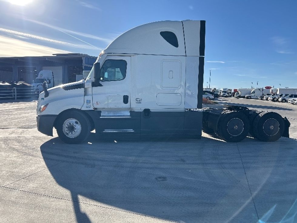 Sleeper Tractor-Heavy Duty Tractors-Freightliner-2022-T12664ST-Aurora-CO-499,407\n\t\tmiles-$ 73,500 - Image 4